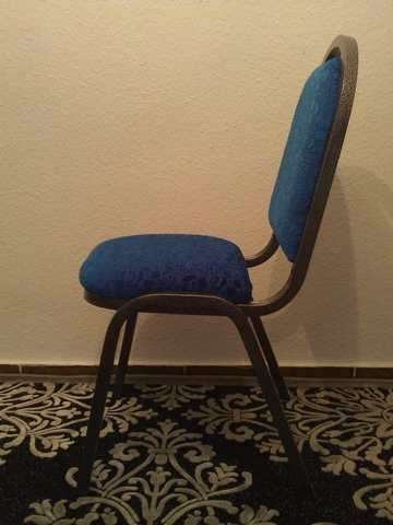 1000 Neue Stapelstühle aus Metall mit blauem Polster